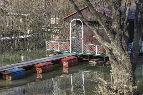 Petite péniche en bois avec pont — Photo