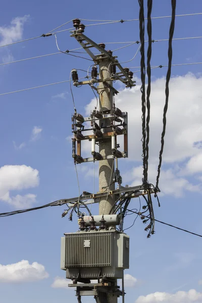 Palo elettrico in cemento con linee elettriche — Foto Stock