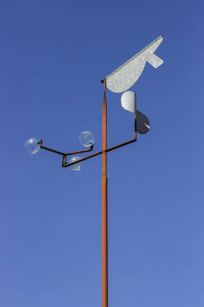 Vintage větrná korouhvička na modré obloze — Stock fotografie