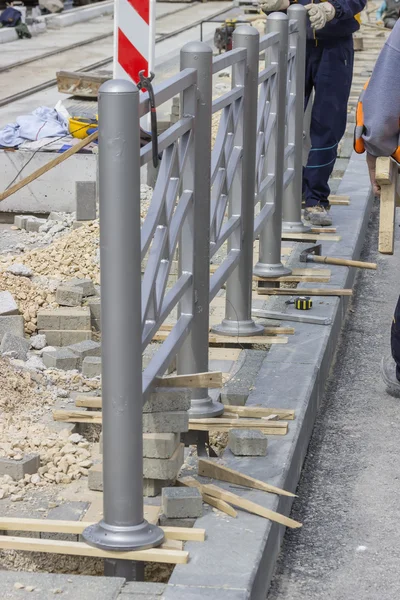 Lucrătorii instalează gardul de protecție stradală — Fotografie, imagine de stoc