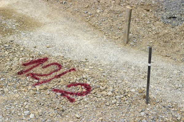 Marques d'arpentage géodésiques et étiquette rouge — Photo