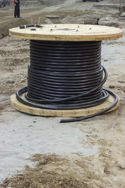 Büyük ahşap makaraya 2 endüstriyel yeraltı kablo — Stok fotoğraf