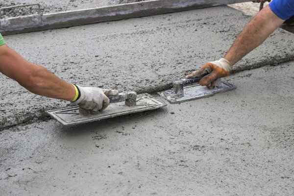 Leveling concrete with trowels — Stock Photo, Image