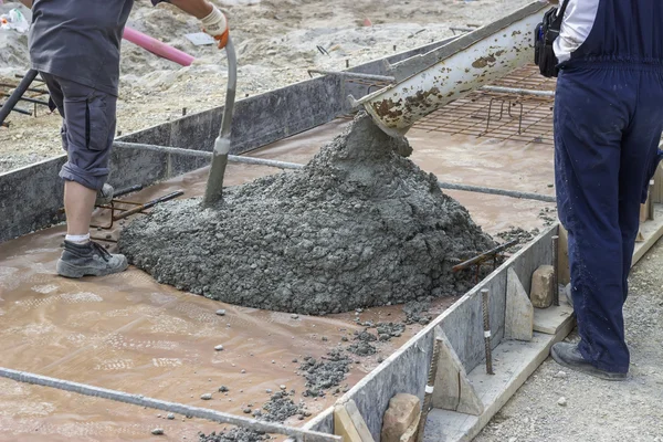 Menuangkan bekerja dengan menghilangkan gelembung udara untuk kekuatan maksimum — Stok Foto