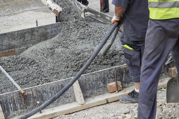 Utiliser un générateur de vibrations en béton pendant le bétonnage — Photo