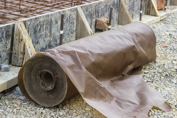 Sous-couche de papier ciré pour installation sur dalles de béton — Photo