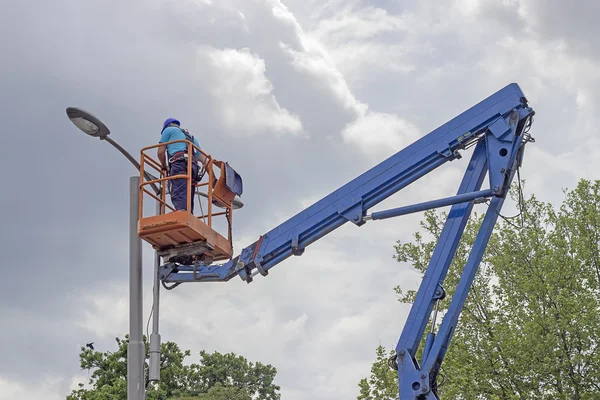 Arbeiter im Hebekübel — Stockfoto