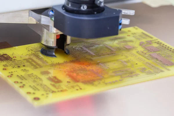Perforar una placa de circuito impreso — Foto de Stock