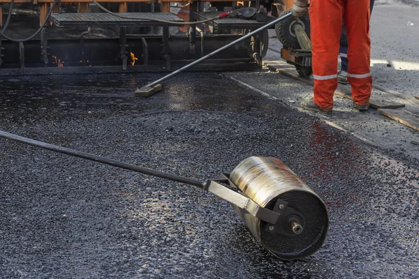 Pushing hand roller for mastic asphalt paving — Stock Image Pushing hand roller for mastic asphalt paving Royalty Free Stock Photos
