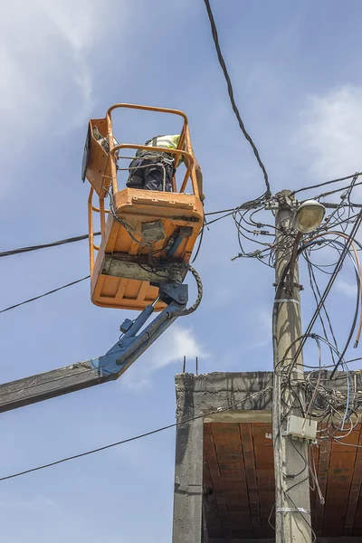 Trabajador de postes de servicios públicos reemplazando cables en un poste eléctrico 2 — Foto de Stock