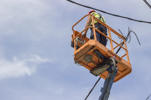 Trabalhador utilitário corrige a linha de energia — Fotografia de Stock