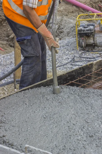 Dělník, použití betonu vibrátoru 2 — Stock fotografie