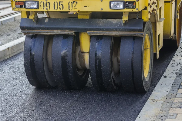 Close of pneumatic tyred roller compacting asphalt — Stock Photo, Image