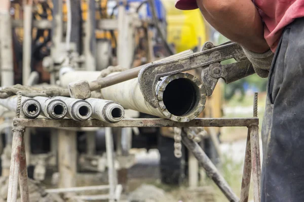 Install a drilling bit on the drilling rig — Stock Photo, Image