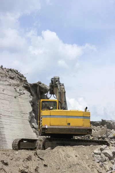 Handbewegingen crashen van gewapend beton — Stockfoto