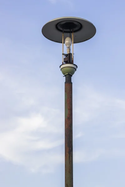 Old street light pole with light head — Stock Photo, Image