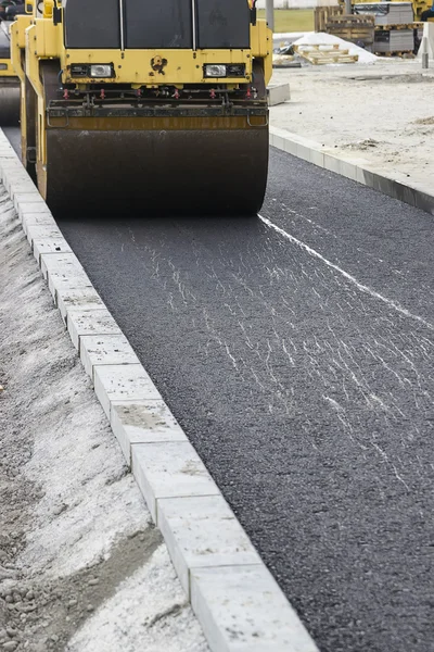 Straßenwalzen verdichten Asphalt — Stockfoto