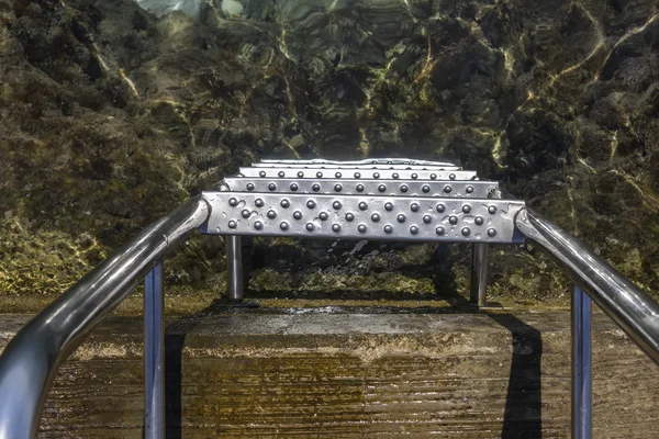 Schließen von Metalltreppen zum Meerwasser — Stockfoto