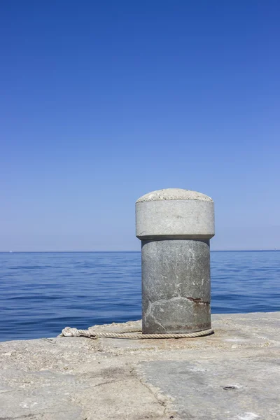 Bollard de concreto no porto com a corda do mar — Fotografia de Stock