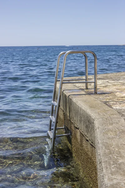 Passos de doca instalados em uma parede do mar — Fotografia de Stock