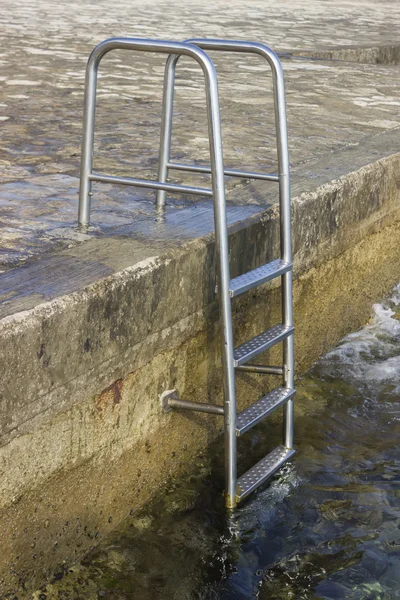 Μεταλλικές σκάλες σε θαλασσινό νερό — Φωτογραφία Αρχείου