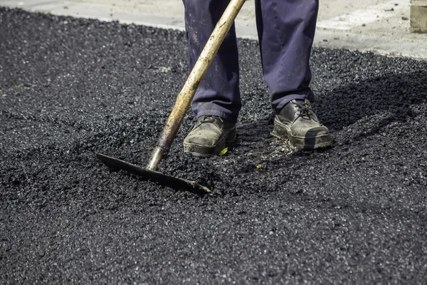 Gambe dei lavoratori asfalto durante i lavori di rinnovo stradale — Foto Stock