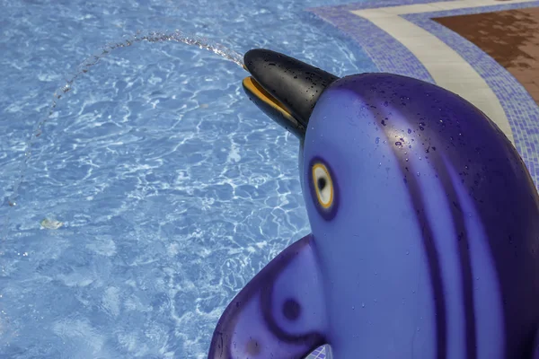 Decoração animal cuspir água no deck da piscina 2 — Fotografia de Stock