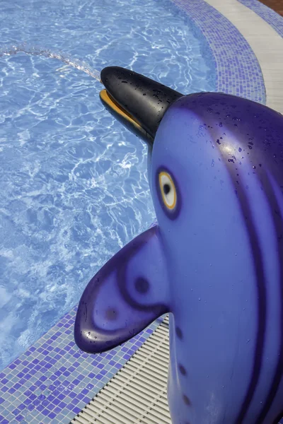 装飾的な動物 3 のプールのデッキに水を吐き出す — ストック写真