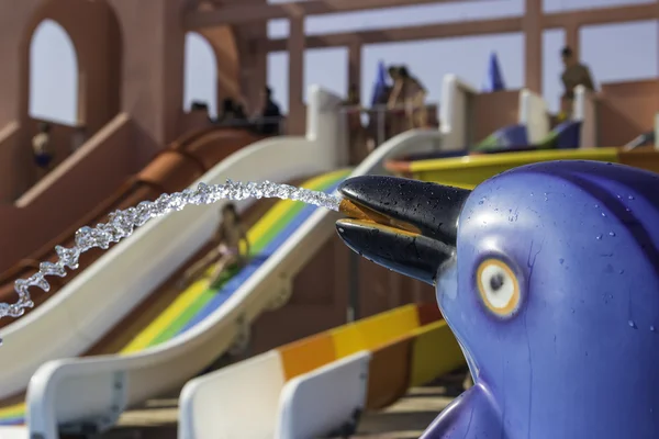 Dolphin fountain i aqua park — Stockfoto