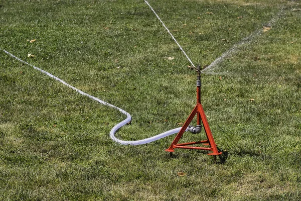 Teljes kör sárgaréz hatása sprinkler akcióban — Stock Fotó