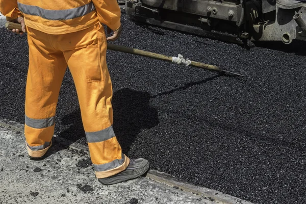Spreads a section of asphalt with asphalt lute — Stock Photo, Image