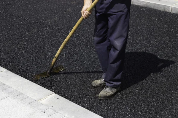 Trabajador que usa laúd de asfalto — Foto de Stock