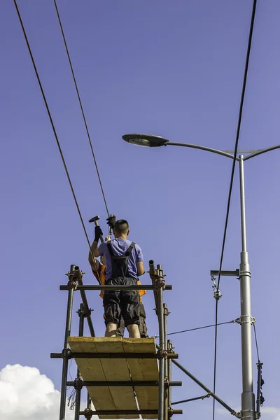 Рабочие, устанавливающие оборудование воздушной линии электропередач — стоковое фото