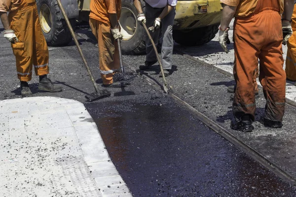 Travailleurs utilisant un outil d'asphalte pour répandre de l'asphalte au mastic 3 — Photo