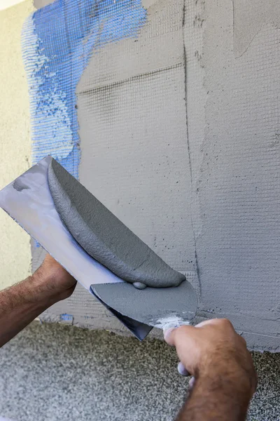 Facade plaster hand smoothing out wall with trowel 2 — Stock Photo, Image