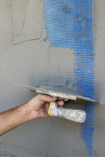 Facade plaster hand smoothing out wall with trowel — Stock Photo, Image