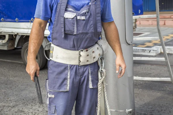 Lineman com equipamento e equipamento de escalada — Fotografia de Stock