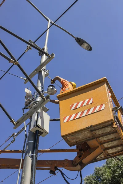 Lineworker 适用于电力系统开销 — 图库照片