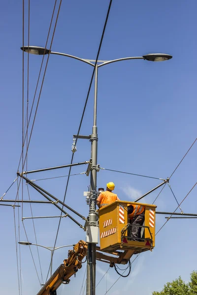 Lineworkers arbeta på overhead kraftledning — Stockfoto