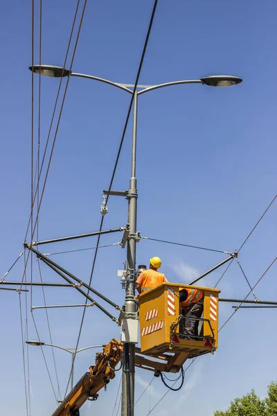 Lineworkers pracy na linii napowietrznych — Zdjęcie stockowe