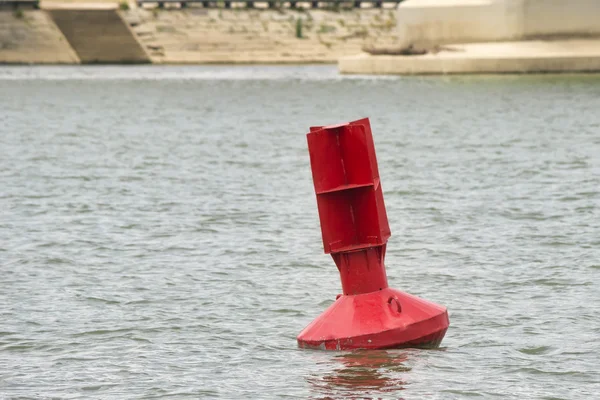 Bóia de navegação vermelha flutuando no rio — Fotografia de Stock