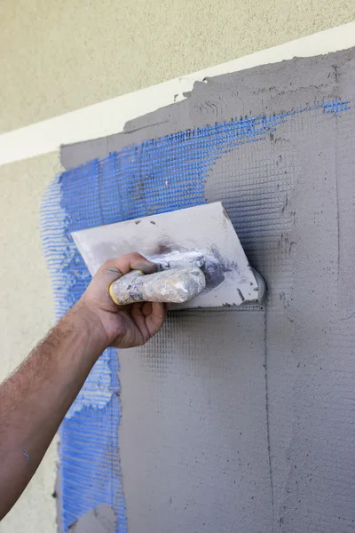Spreading mortar on mesh of styrofoam insulation wall 3 — Stock Photo, Image