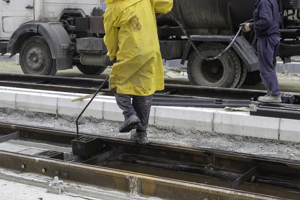 Arbetstagare sprayer bitumenemulsion ut på vägen 2 — Stockfoto