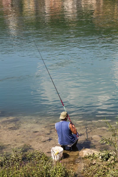 Pescador sentado en una silla en el río 2 — Foto de Stock