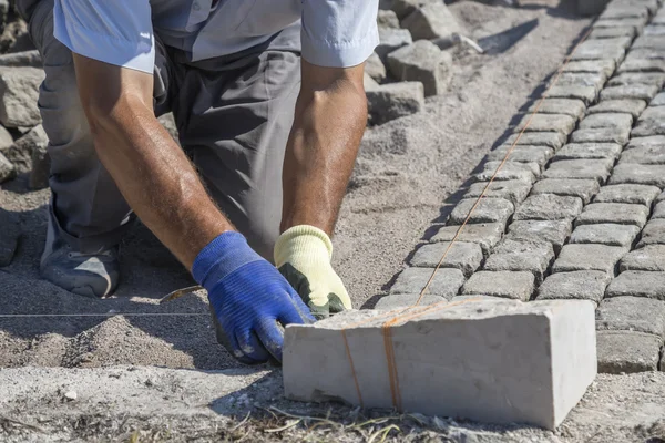 Travailleur installant des cubes de granit 2 — Photo