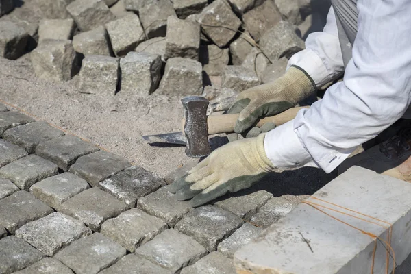 Laying natural granite stone cobbles in sand — Stock Image Laying natural granite stone cobbles in sand Stock Picture