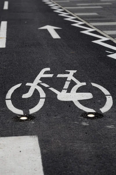 Carril de carril bici con símbolo de bicicleta blanca — Foto de Stock