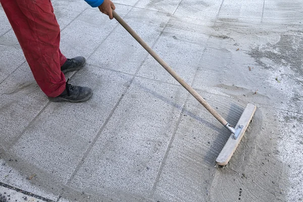 Наливание бетона на строительной площадке — стоковое фото