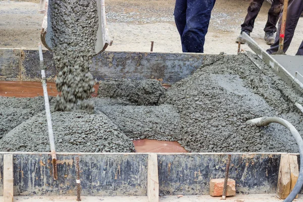 Pouring concrete at construction site — Stock Photo, Image