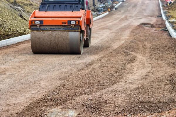 Rodillo de carretera durante la nivelación y compactación — Foto de Stock